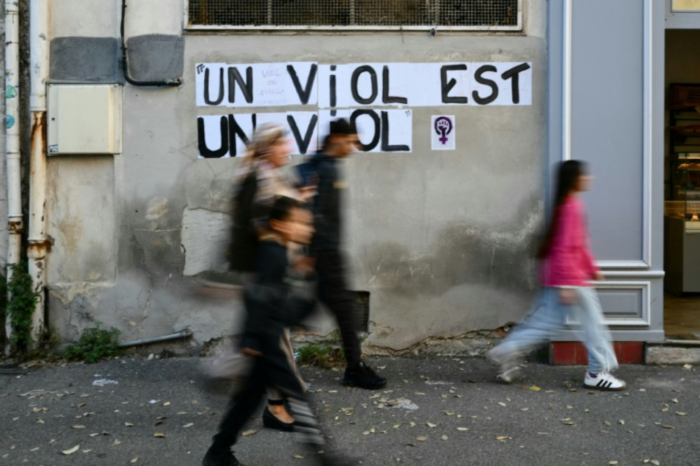 Un collage mural près du palais de justice d'Avignon où se déroule le procès des viols de Mazan, à Avignon, le 23 octobre 2024 © Christophe SIMON