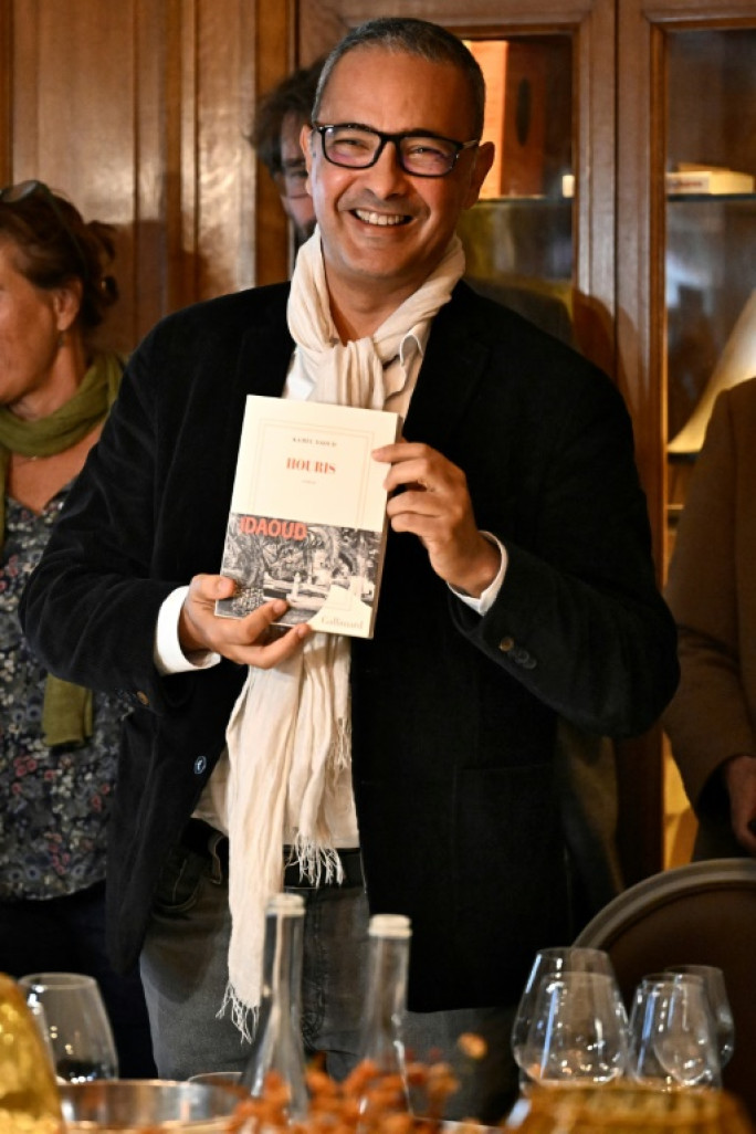 L'écrivain algérien Kamel Daoud, lauréat du Prix Goncourt pour son roman "Houris", à Paris, le 4 novembre 2024 © JULIEN DE ROSA