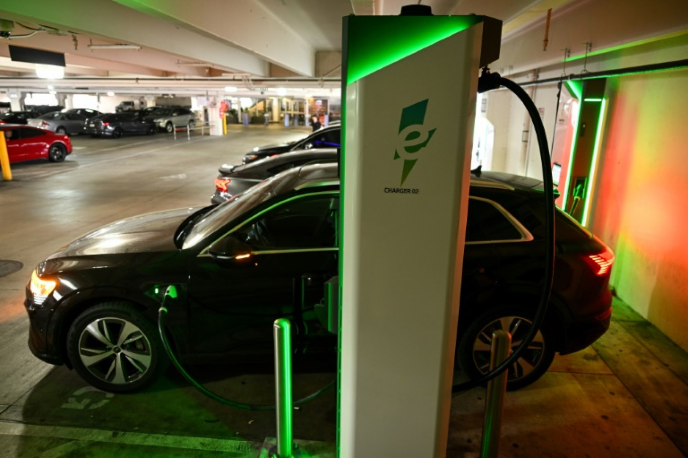 Une voiture électrique, en charge dans un parking public de Los Angeles, le 16 mai 2024 © Patrick T. Fallon