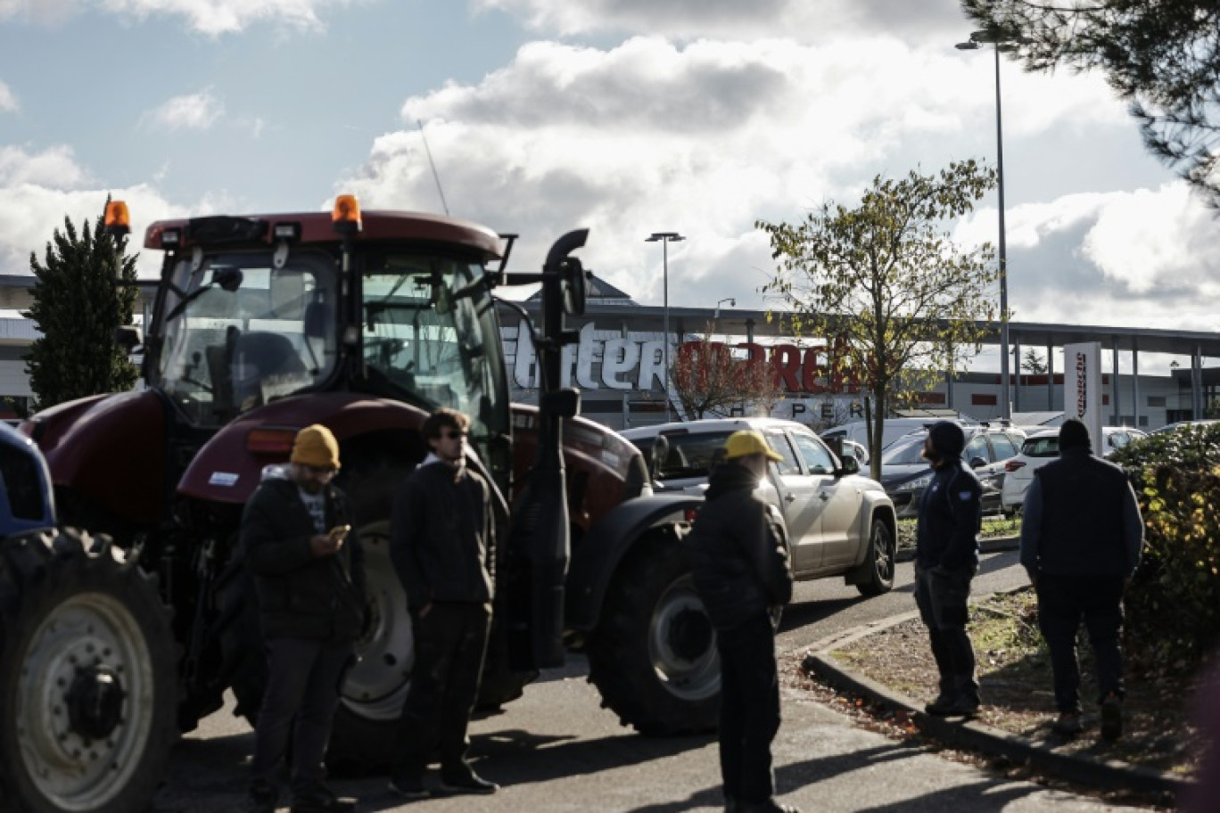 Des agriculteurs de la Coordination rurale manifestent à Agen en face d'un supermarché à  Agen, le 22 novembre 2024 © Thibaud MORITZ