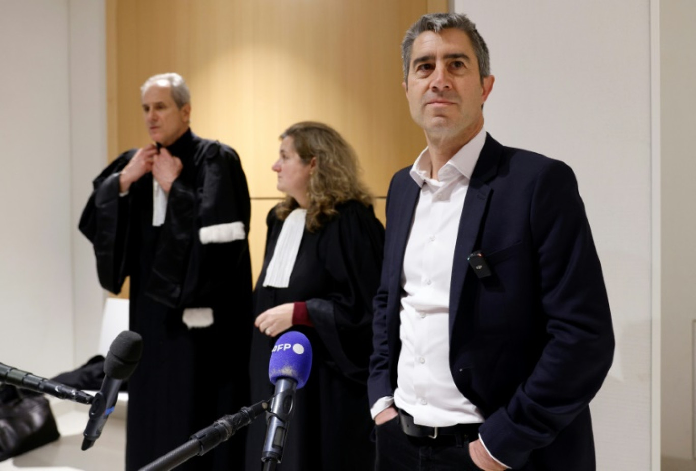 Le député de gauche François Ruffin (d) arrive avec ses avocats Laure Heinich (c) et Benjamin Sarfati (g) au palais de justice de Paris, le 13 novembre 2024 © GEOFFROY VAN DER HASSELT