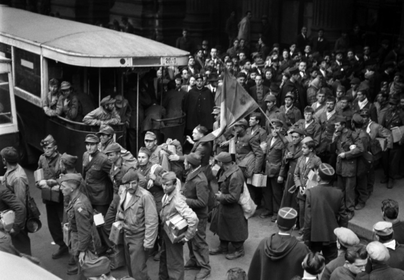 Des prisonniers de guerre français, alsaciens et lorrains, incorporés de force dans la Wermacht, et appelés "Malgré nous", arrivent à la gare du Nord à Paris en octobre 1945 après avoir été rapatriés d'Allemagne à l'issue de la Seconde Guerre mondiale © -