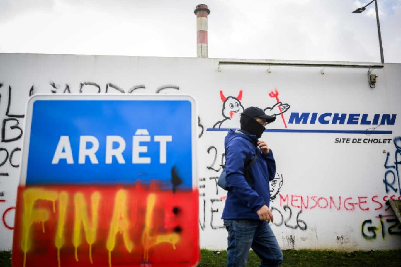 Un employé devant l'usine Michelin de Cholet, le 21 novembre 2024 en Maine-et-Loire © Loic VENANCE