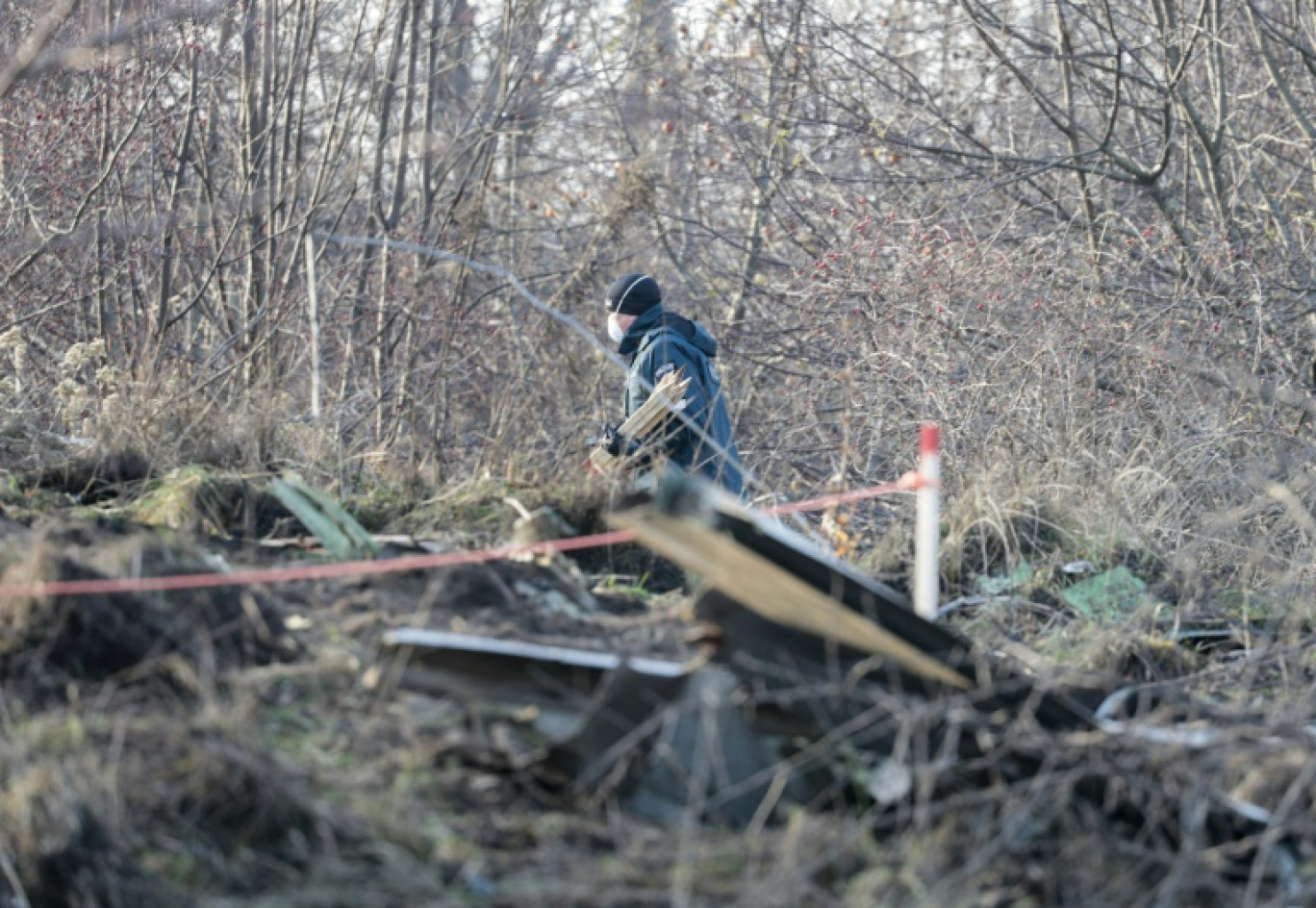 La police lituanienne sur le site du crash d'un avion cargo de DHL, près de l'aéroport international de Vilnius, le 25 novembre 2024 © Petras Malukas