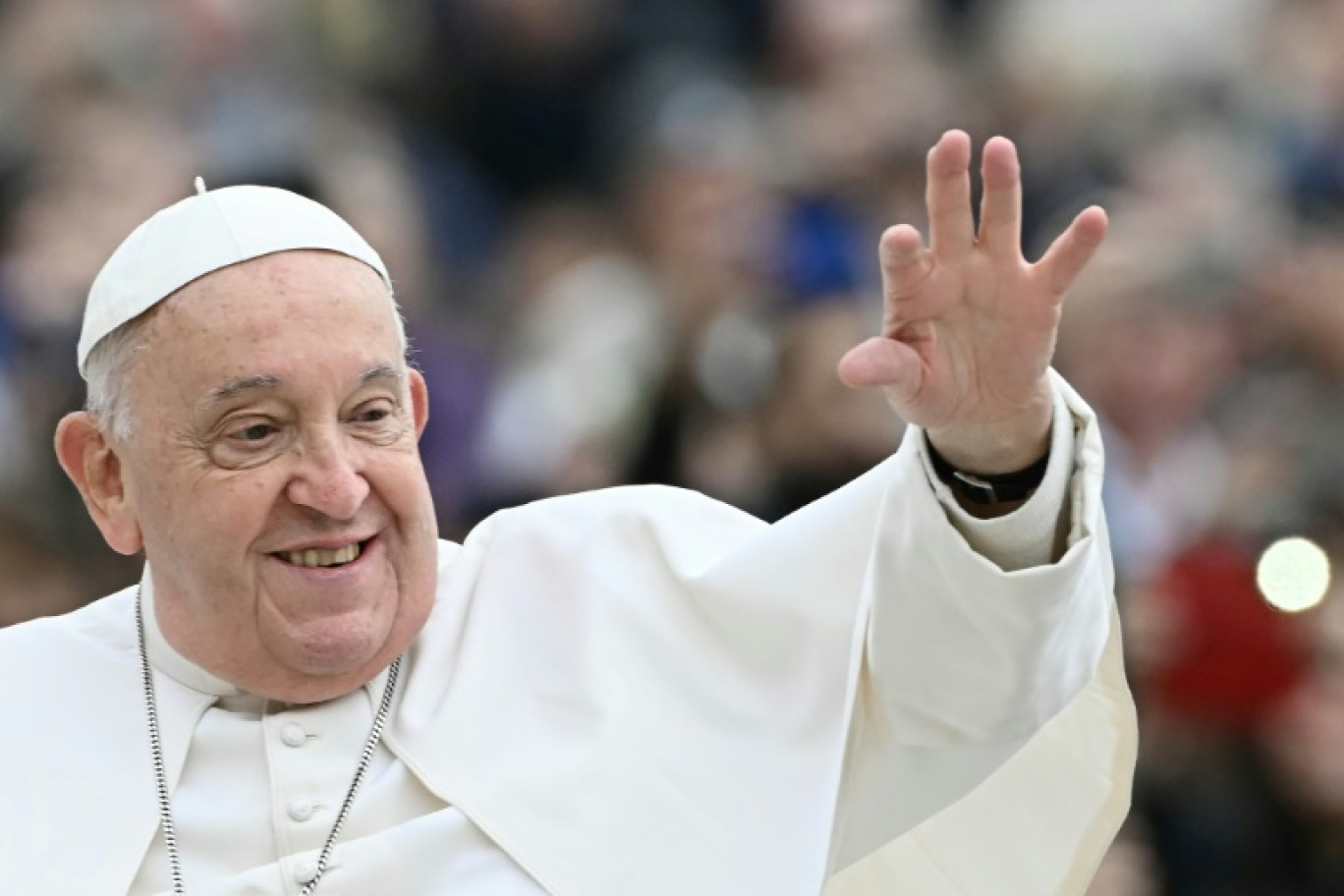 Le pape François salue la foule lors de son audience générale hebdomadaire, place Saint-Pierre au Vatican, le 20 novembre 2024 © Filippo MONTEFORTE