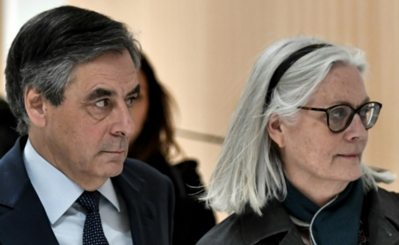 L'ancien Premier ministre François Fillon et son épouse Penelope Fillon au palais de justice de Paris, le 27 février 2020 © STEPHANE DE SAKUTIN