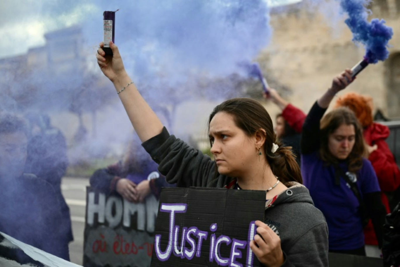 Une manifestante porte une pancarte demandant "Justice", lors d'un rassemblement en soutien à Gisèle Pelicot organisé par le collectif féministe "les Amazones d'Avignon" à proximité du palais de justice de la ville, le 25 novembre 2024 © Christophe SIMON