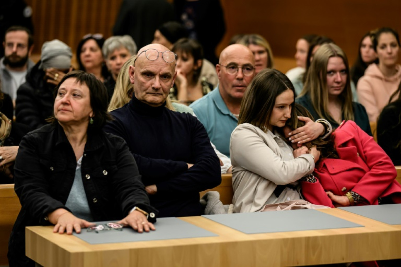 Les proches de Victorine au palais de justice de Grenoble le 25 novembre 2024, à l'ouverture du procès de Ludovic Bertin pour le meurtre et la tentative de viol de la jeune fille en septembre 2020 © JEAN-PHILIPPE KSIAZEK