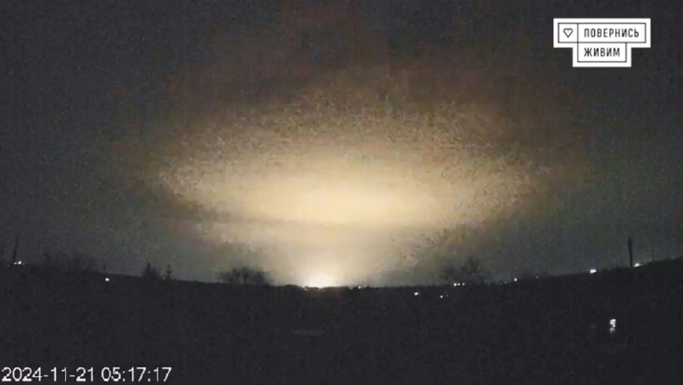 Capture d'écran d'une vidéo diffusée par l'ONG ukrainienne "Come Back Alive" montrant des explosions sur la ville ukrainienne de Dnipro, le 21 novembre 2024 © -