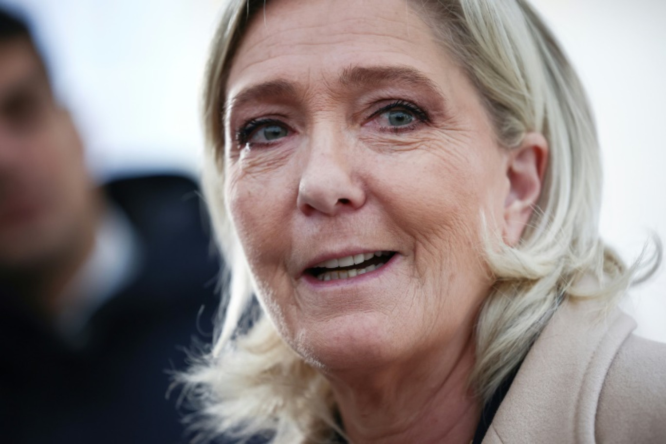 Marine Le Pen répond à des journalistes le 25 novembre 2024 à Paris, à sa sortie d'un entretien à Matignon avec le Premier ministre © Anne-Christine POUJOULAT