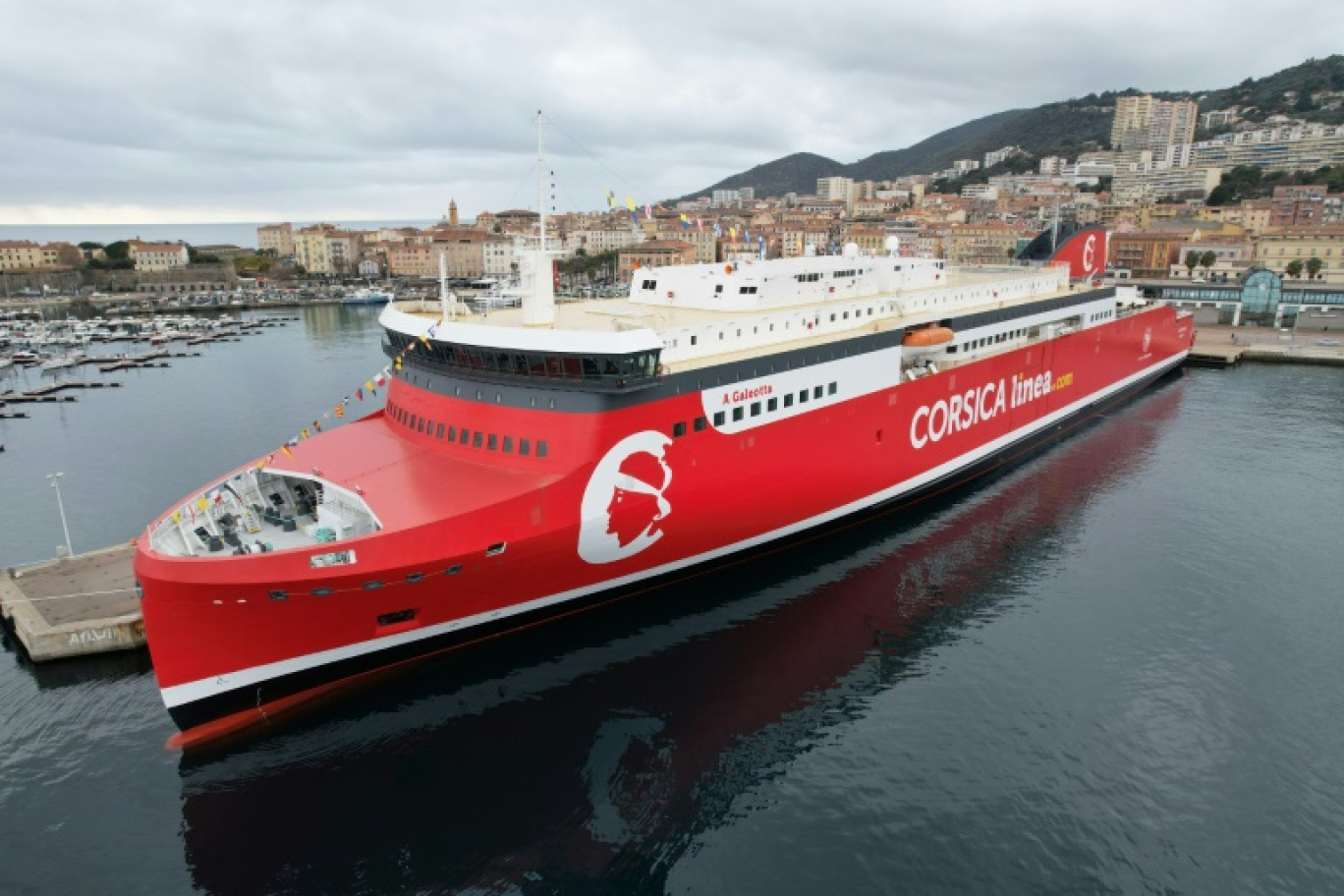 Le navire "A Galeotta" de le compagnie Corsica Linea, dans le port d'Ajaccio, 5 janvier 2023 © Pascal POCHARD-CASABIANCA