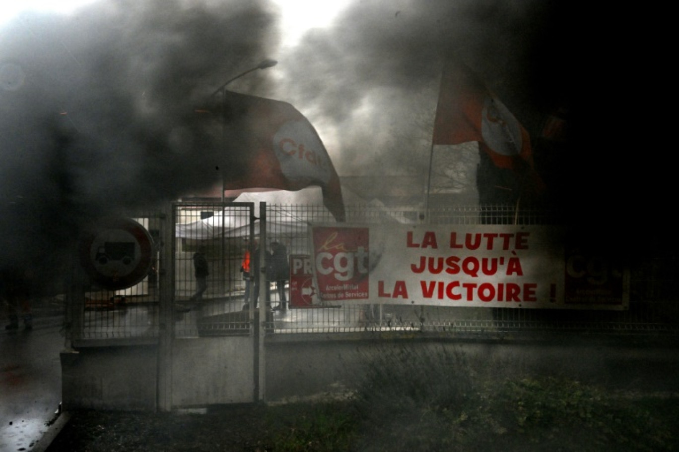 Une banderole de la CGT lors d'une manifestation de salariés d'ArcelorMittal contre la fermeture de l'usine de Saint-Brice-Courcelles, près de Reims, le 25 novembre 2024 © FRANCOIS NASCIMBENI