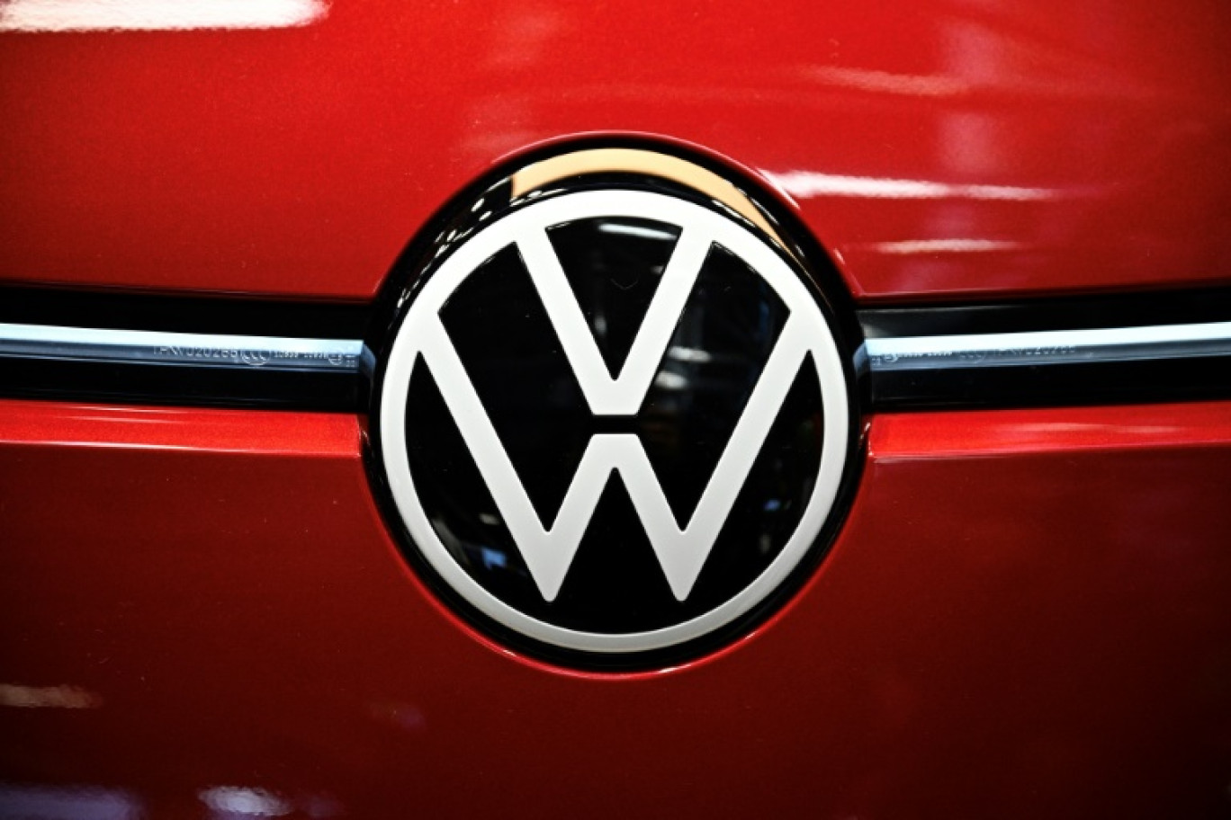 Logo du constructeur automobile allemand Volkswagen, lors du salon de l'automobile à Paris, le 16 octobre 2024 © JULIEN DE ROSA