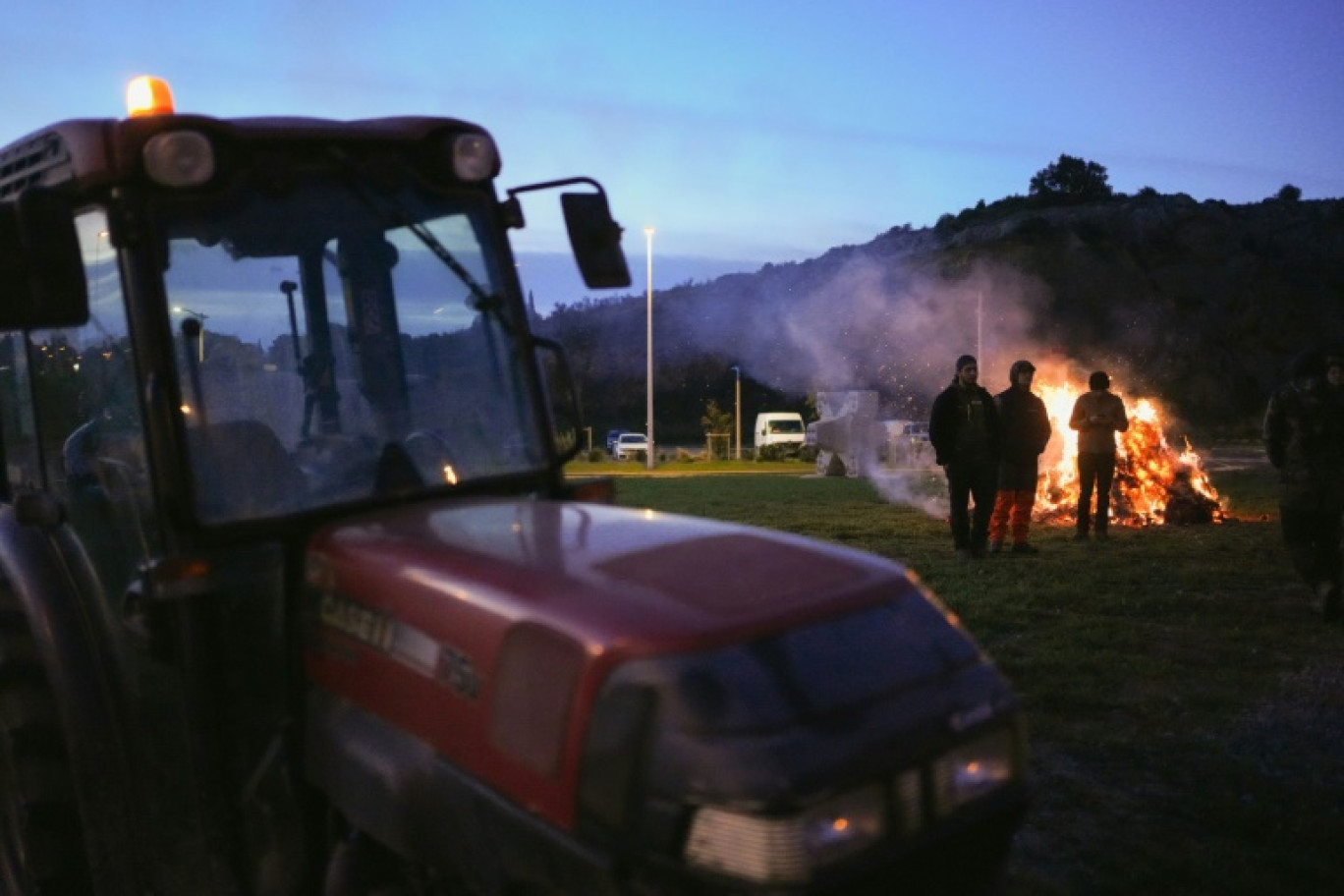 Des viticulteurs bloquent la route menant au port de Port-La-Nouvelle, le 27 novembre 2024 dans l'Aude © IDRISS BIGOU-GILLES