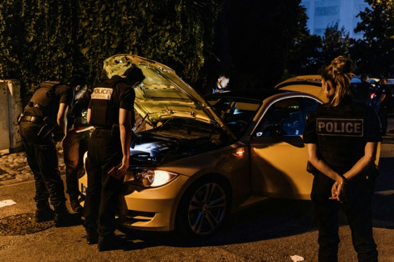 Des CRS effectuent un contrôle sur une voiture après plusieurs jours de fusillades liées au trafic de drogue à Échirolles, près de Grenoble, le 21 août 2024 © Maxime GRUSS