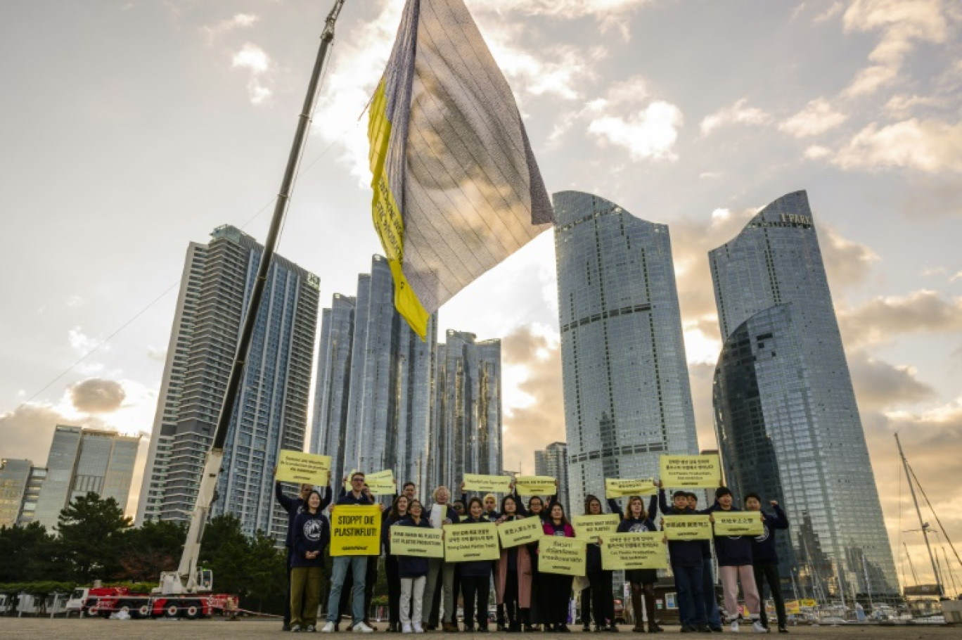 Des militants de Greenpeace rassemblés à Busan, avant l'ouverture de la cinquième session du Comité intergouvernemental de négociation sur la pollution plastique, le 25 novembre 2024 en Corée du Sud © ANTHONY WALLACE