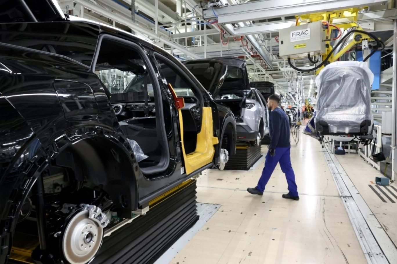 Un salarié de la chaîne de production des voitures électriques Peugeot e-3008 et e-5008 à l'usine Stellantis de Sochaux, le 3 octobre 2024 © FREDERICK FLORIN