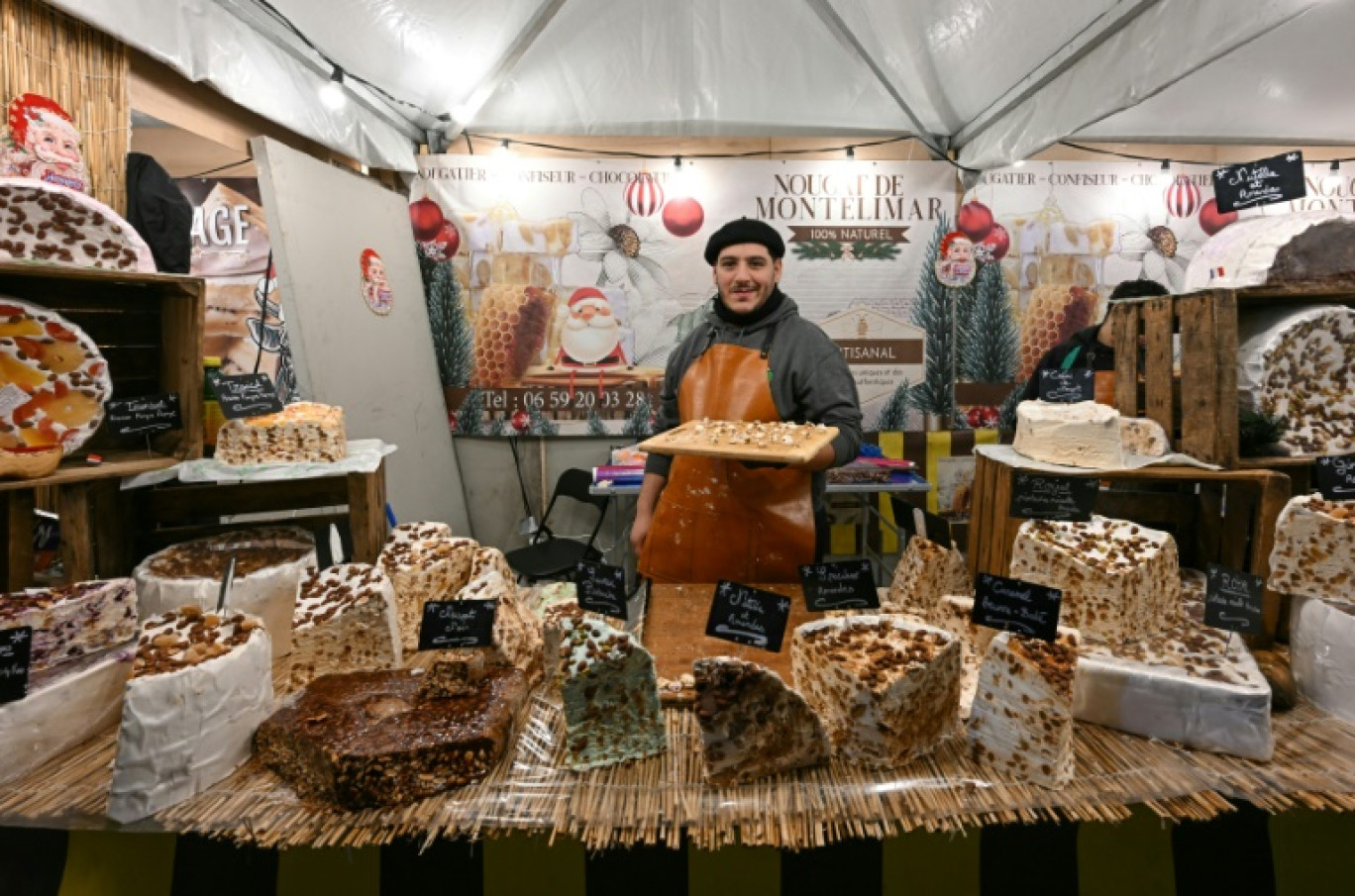 Un vendeur de nougat de Montélimar sur un marché de Noël à Paris, le 23 décembre 2023 © Stefano Rellandini