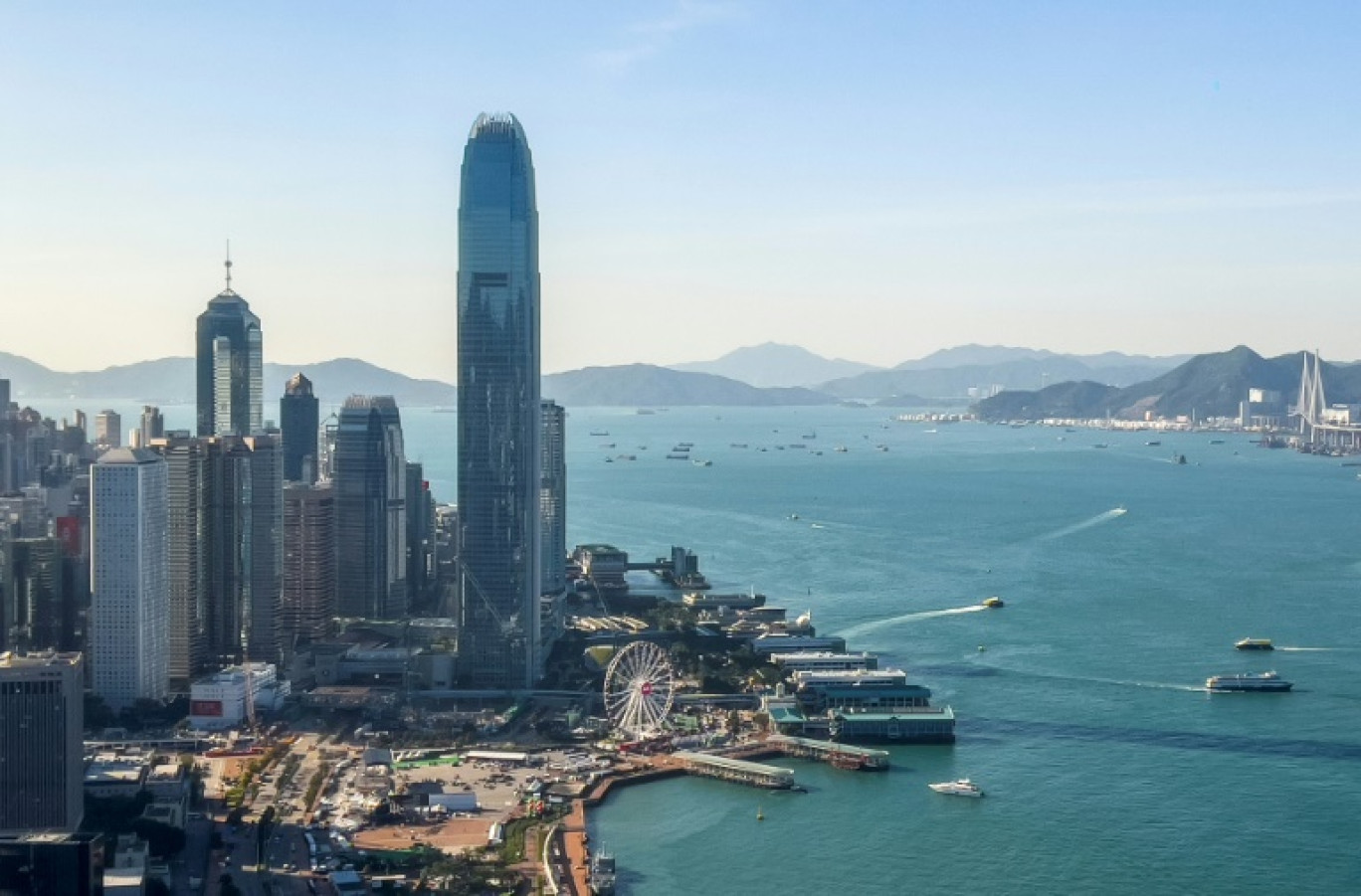 Vue générale du quartier central des affaires, à gauche, et du port de Victoria à Hong Kong, le 26 novembre 2024 © Mladen ANTONOV