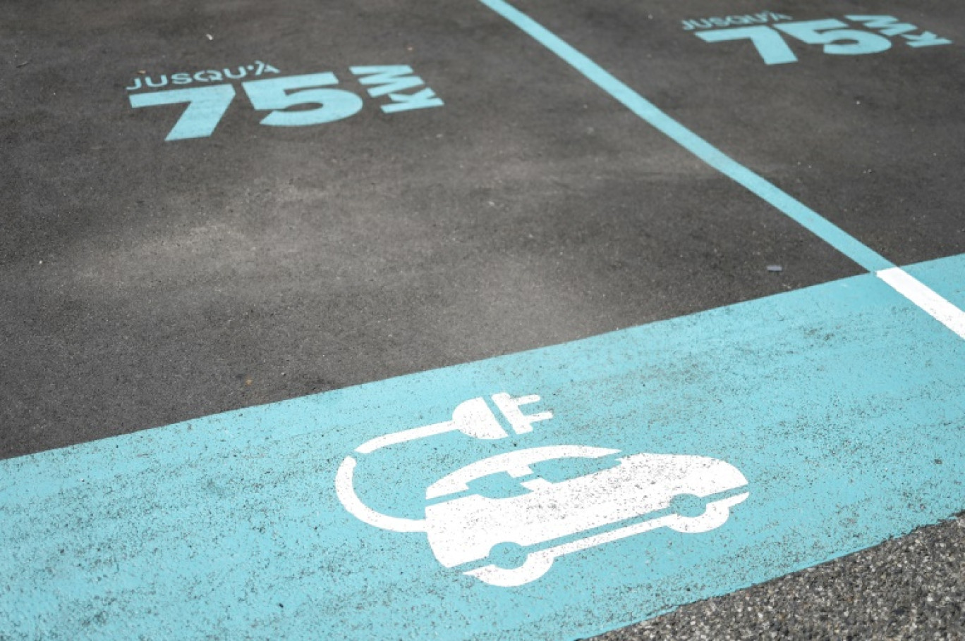 Le bonus à l'achat des voitures électriques sera presque divisé par deux en 2025, a confirmé le gouvernement © CHARLY TRIBALLEAU