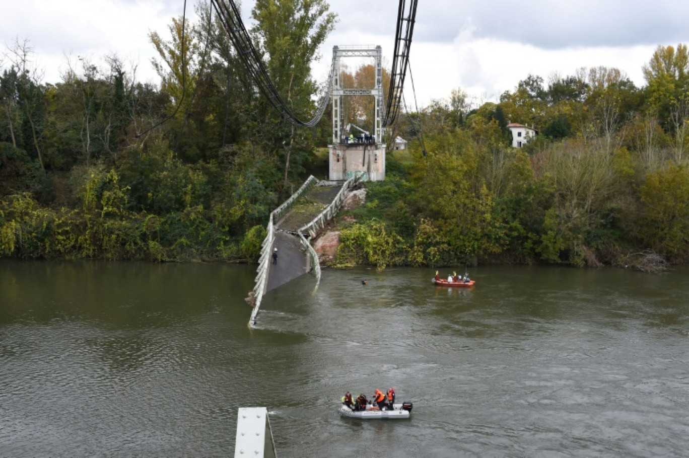 Des sauveteurs près du pont suspendu qui s'est effondré le 18 novembre 2019 à Mirepoix-sur-Tarn, près de Toulouse © ERIC CABANIS