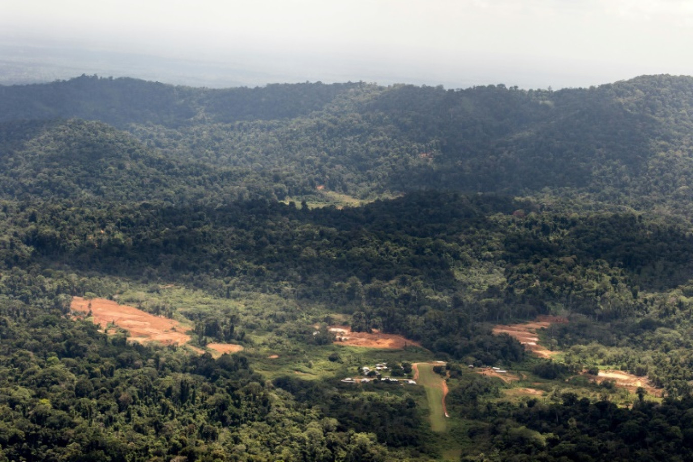 Vue aérienne du camp de base de la compagnie minière Montagne d'or en Guyane, avec le futur site d'extraction en arrière-plan, le 12 octobre 2017 © jody amiet