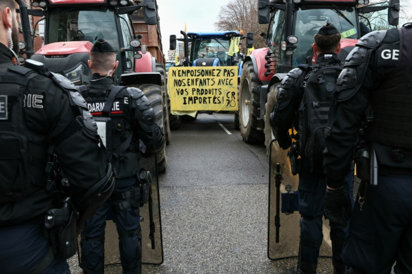 Des CRS en position lors d'une manifestation organisée par le syndicat agricole Coordination Rurale à Strasbourg contre l'accord UE-Mercosur, le 26 novembre © Frederick FLORIN