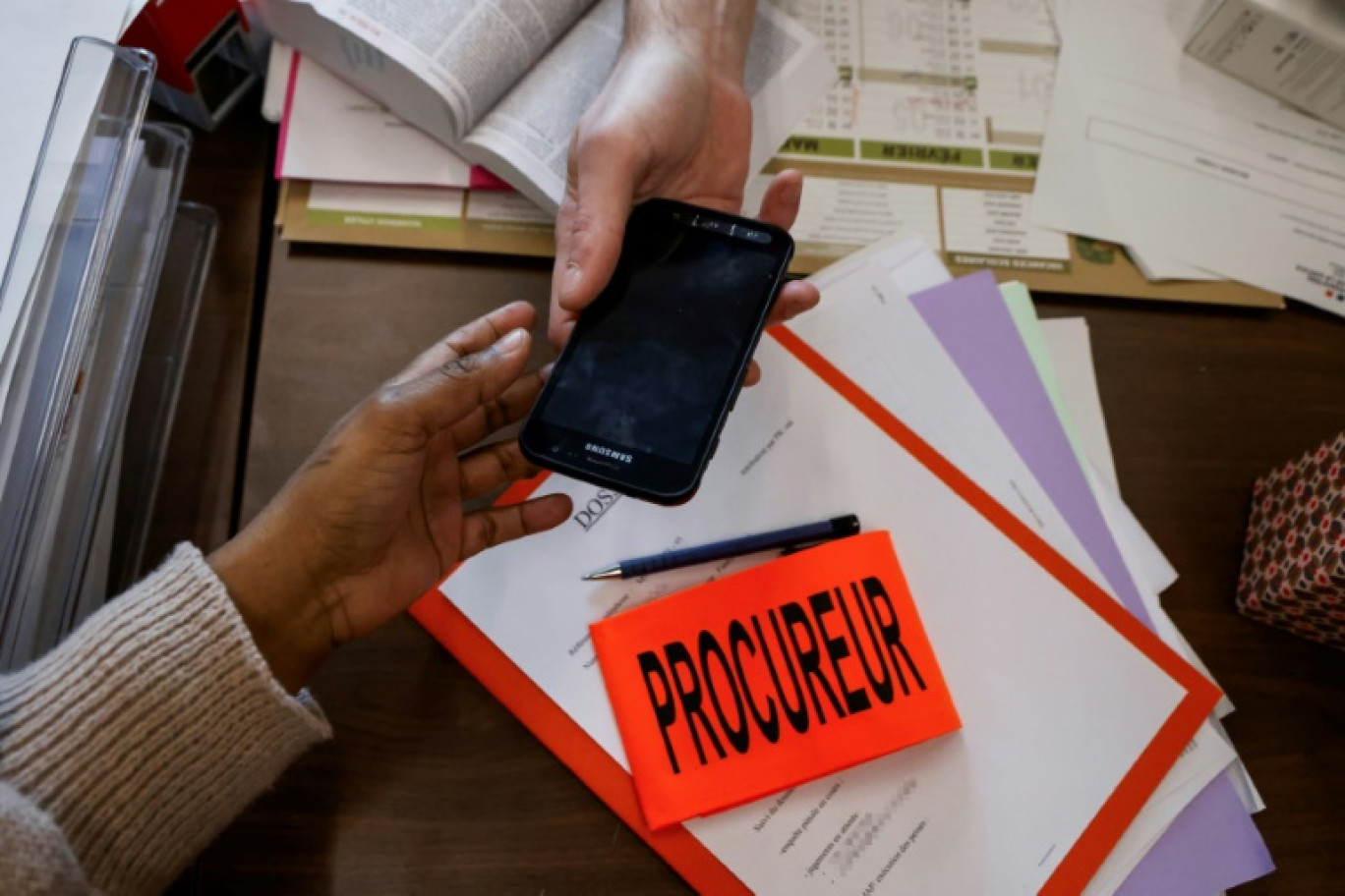 Un procureur donne un téléphone grave danger à une femme, au tribunal de Bobigny, le 15 janvier 2024 © Ludovic MARIN