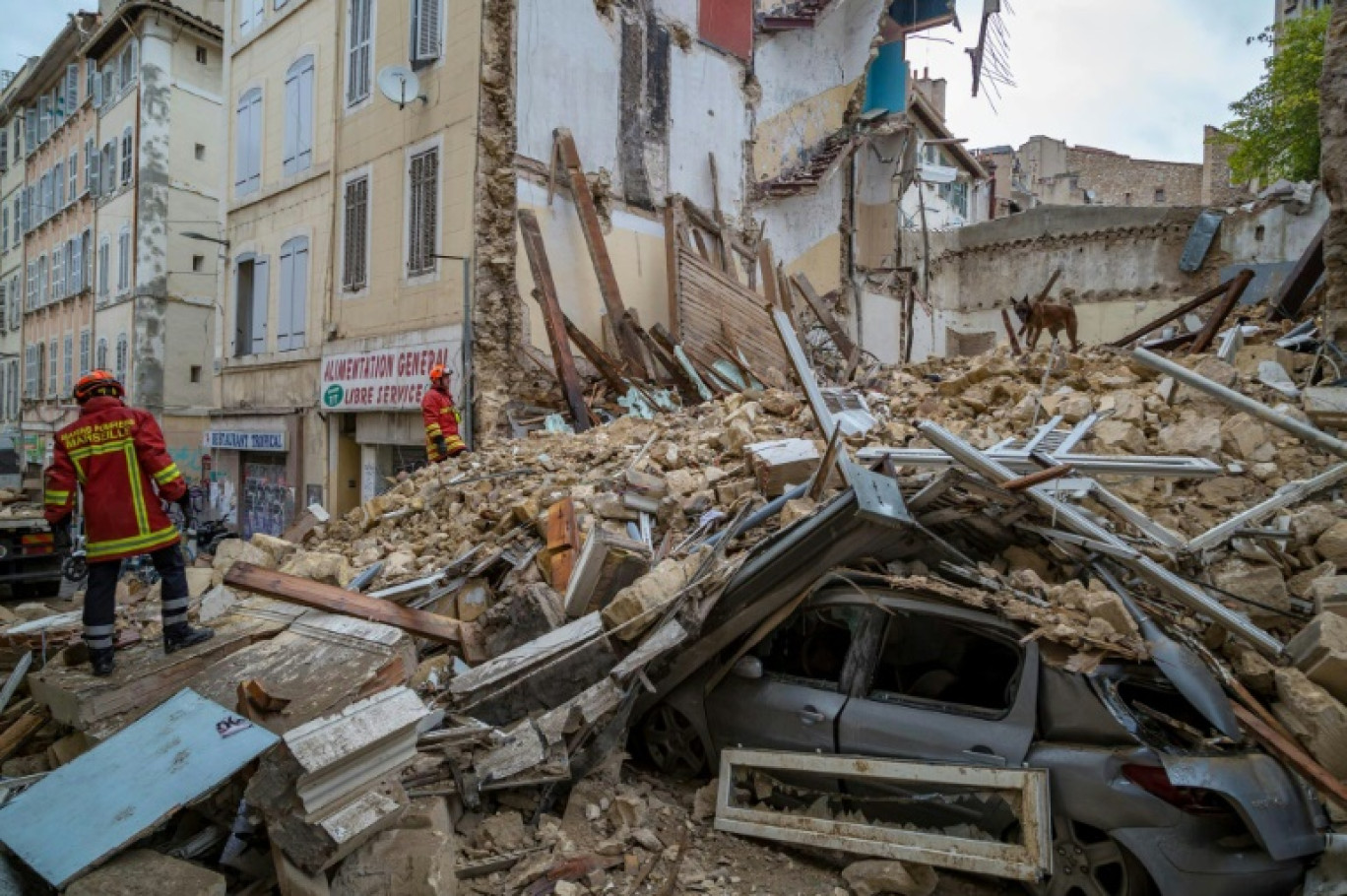 Des pompiers sur le site où deux immeubles se sont effondrés, le 5 novembre 2018 à Marseille © Loic AEDO