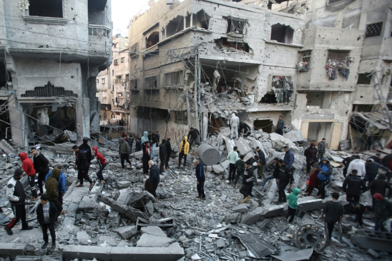 Des Palestiniens inspectent les dégâts après une frappe aérienne israélienne dans le camp de Nuseirat, dans le centre de Gaza, le 27 novembre 2024 © Eyad BABA