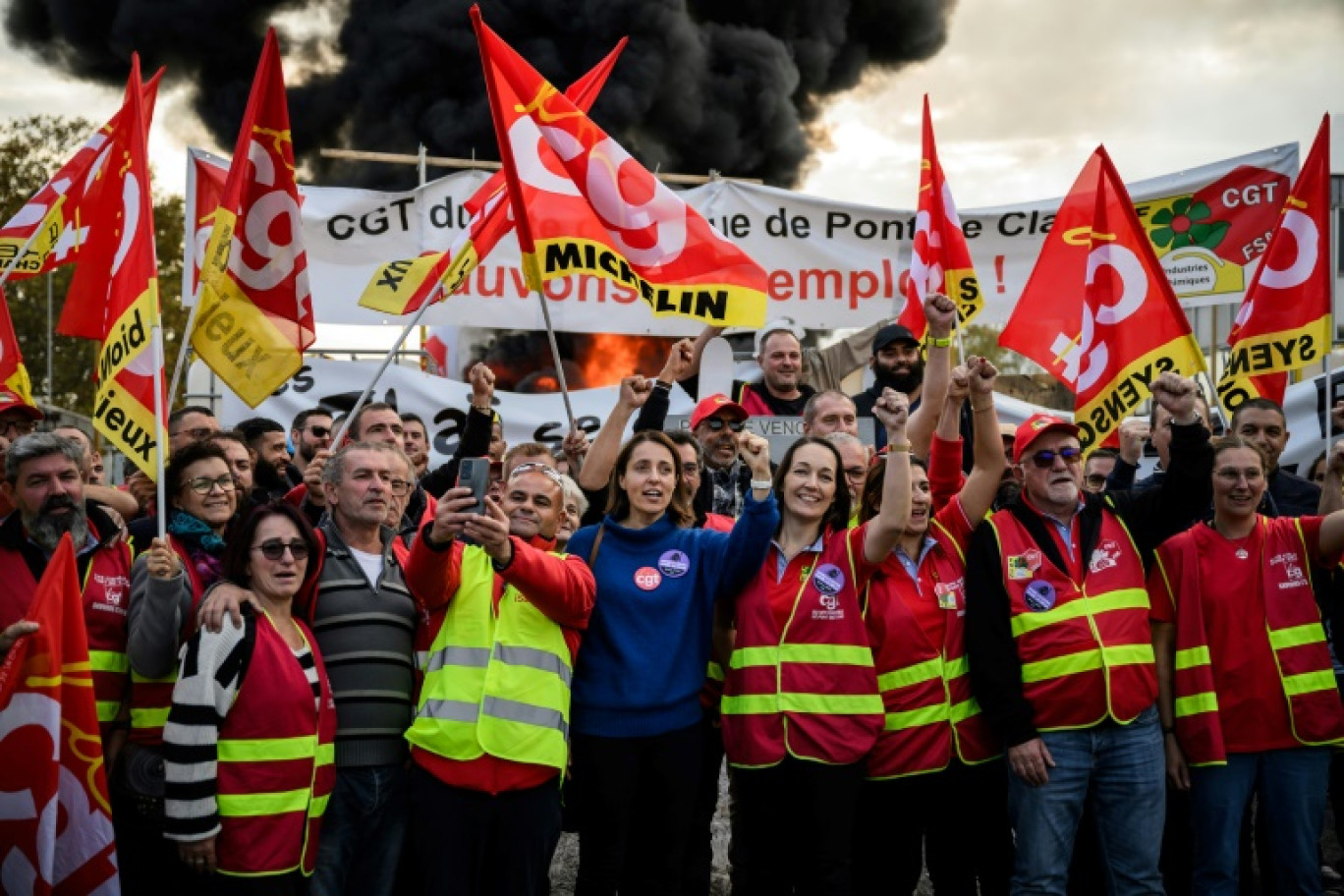 La secrétaire générale de la CGT Sophie Binet (c) et des salariés de Vencorex en grève, le 7 novembre 2024 à Pont-de-Claix, en Isère © JEFF PACHOUD