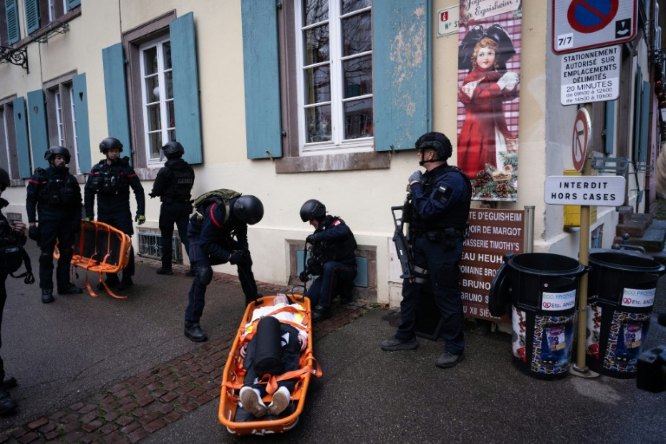 Des pompiers s'occupent d'un volontaire jouant le rôle d'une victime lors d'un exercice simulant une attaque terroriste,  le 28 novembre 2024 à Eguisheim, dans le Haut-Rhin © SEBASTIEN BOZON