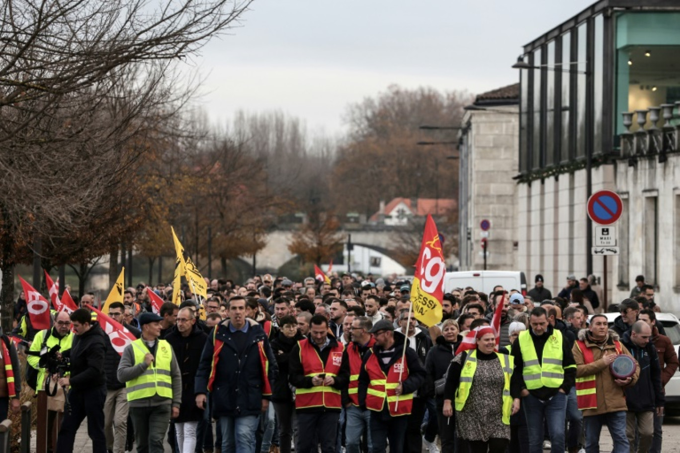 Près de 300 salariés de la maison Hennessy (LVMH) manifestent à Cognac pour dénoncer un projet d'exportation en vrac destiné à contourner les surtaxes chinoises sur les brandys européens, le 28 novembre 2024 © Thibaud MORITZ