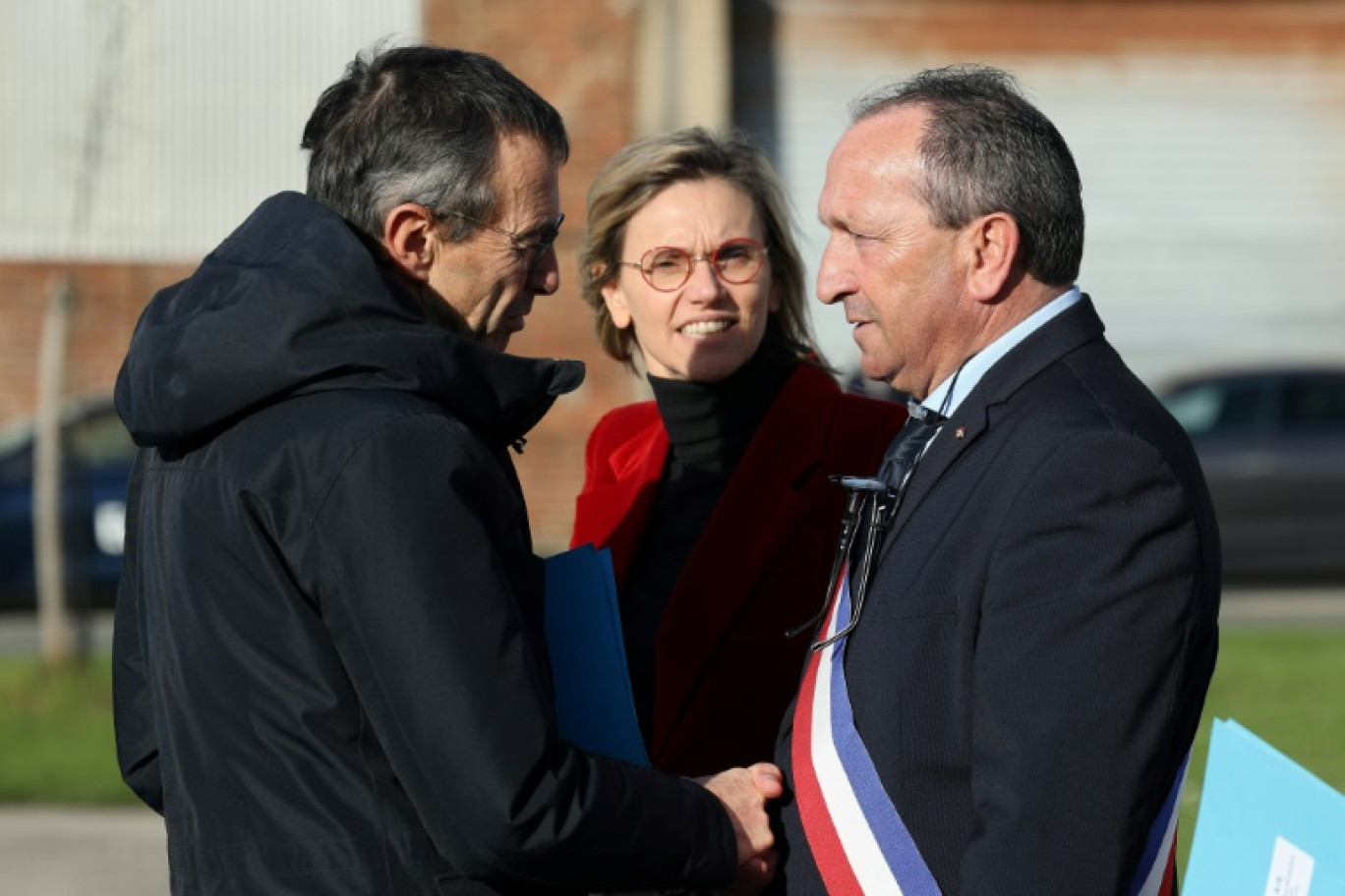 Le ministre de l'Intérieur Bruno Retailleau (g) et la ministre de la Transition écologique Agnès Pannier-Runacher à Ambleteuse le 29 novembre 2024 © FRANCK CRUSIAUX