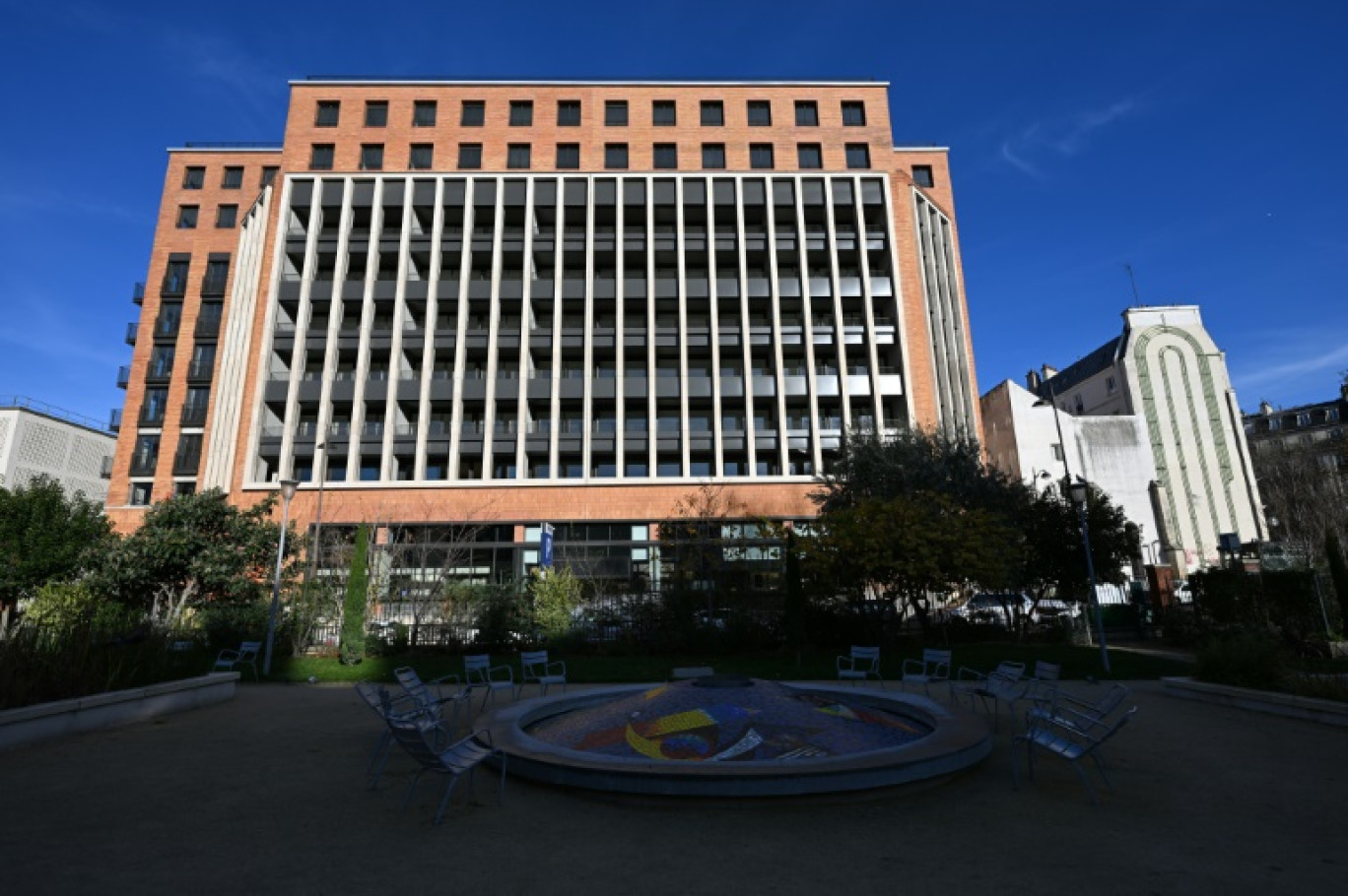 Un immeuble rénové de la Poste dans le 10e arrodissement de Paris, qui va abriter 80 logements et un espace de coworking © Grégoire CAMPIONE