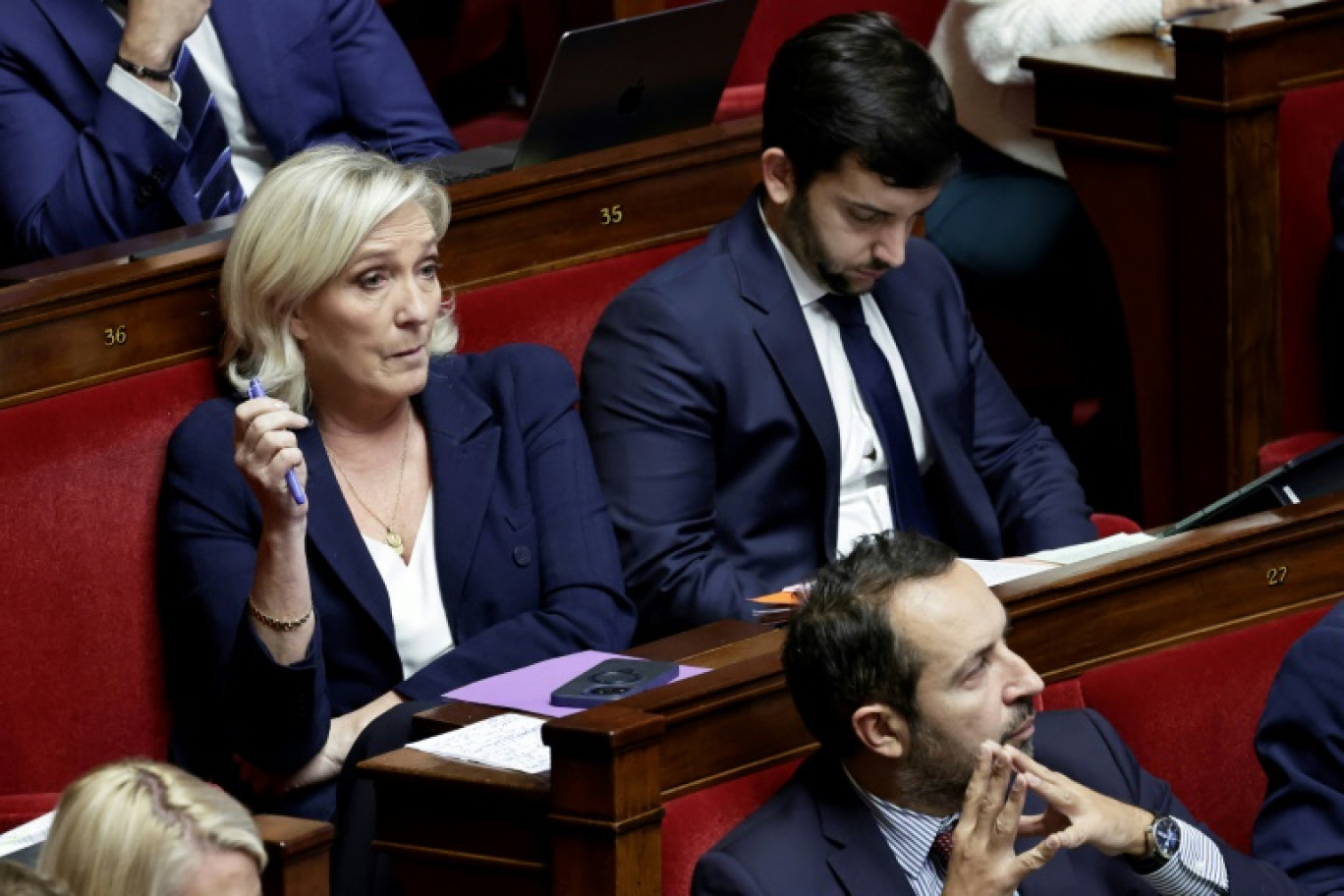 La cheffe du groupe Rassemblement national à l'Assemblée Marine Le Pen, aux côtés des députés RN Jean-Philippe Tanguy (à droite) et Sébastien Chenu (en bas), à l'Assemblée nationale à Paris le 31 octobre 2024 © STEPHANE DE SAKUTIN