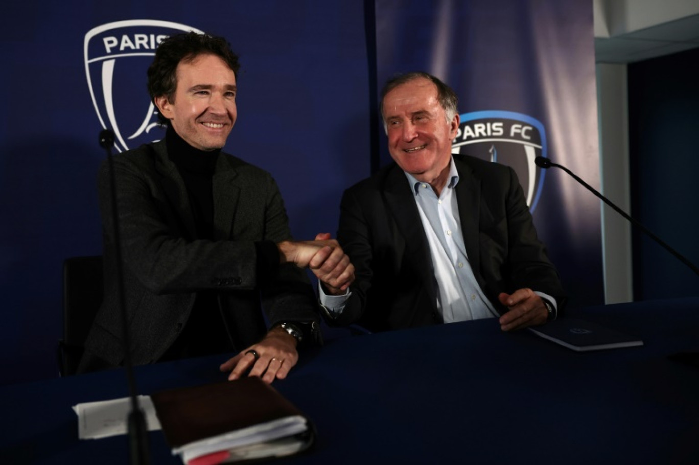 Antoine Arnault (à gauche) et le président du Paris FC Pierre Ferracci le 20 novembre 2024 lors d'une conférence de presse à Orly. Le rachat du club de parisien par la holding familiale de Bernard Arnault a été officialisé vendredi au terme de six semaines de négociations exclusives © Anne-Christine POUJOULAT