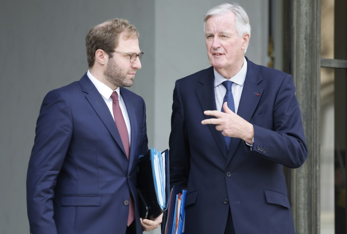 Le ministre de l'Économie Antoine Armand (à gauche) et le Premier ministre Michel Barnier après le conseil des ministres à l'Élysée à Paris, le 15 octobre 2024 © Ludovic MARIN