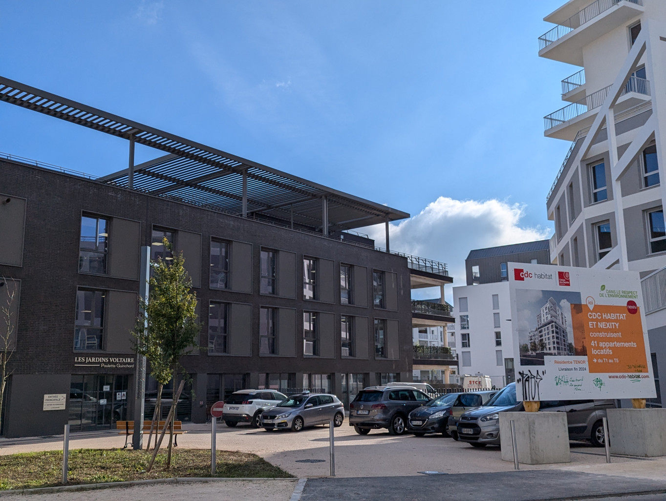 L’EHPAD les Jardins Voltaire accueille des personnes âgées tandis que derrière, la résidence sénior et un foyer pour jeunes actifs participent à la mixité du quartier. (© Aletheia Press / N. Hubert)