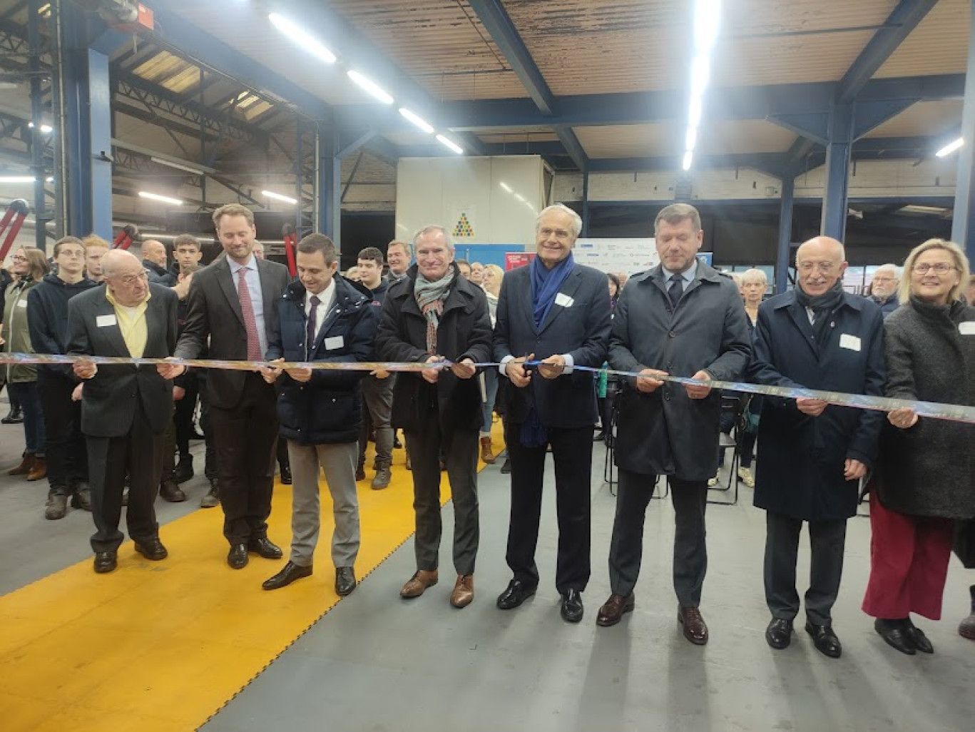 Le préfet Rollon Mouchel-Blaisot au centre, entouré à droite de Xavier Bourat, directeur régional Hauts-de-France de TotalEnergies, qui accompagne la Fédération des écoles de production.