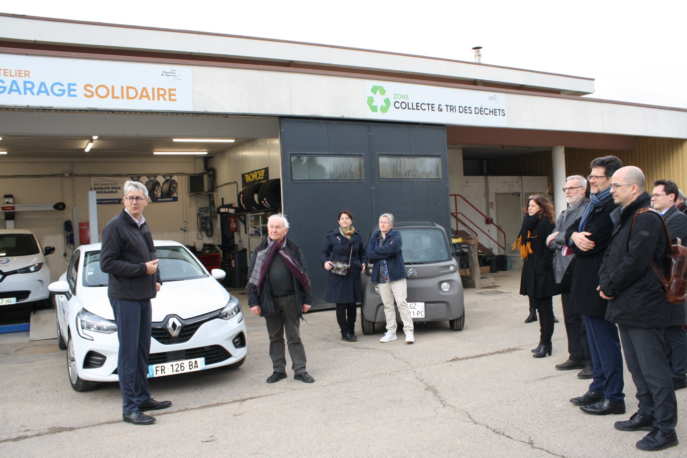 Tous les partenaires se sont retrouvés le 25 novembre au garage solidaire des Chantiers du Barrois en présence du préfet de la Meuse et du président du Conseil départemental. © A.M.