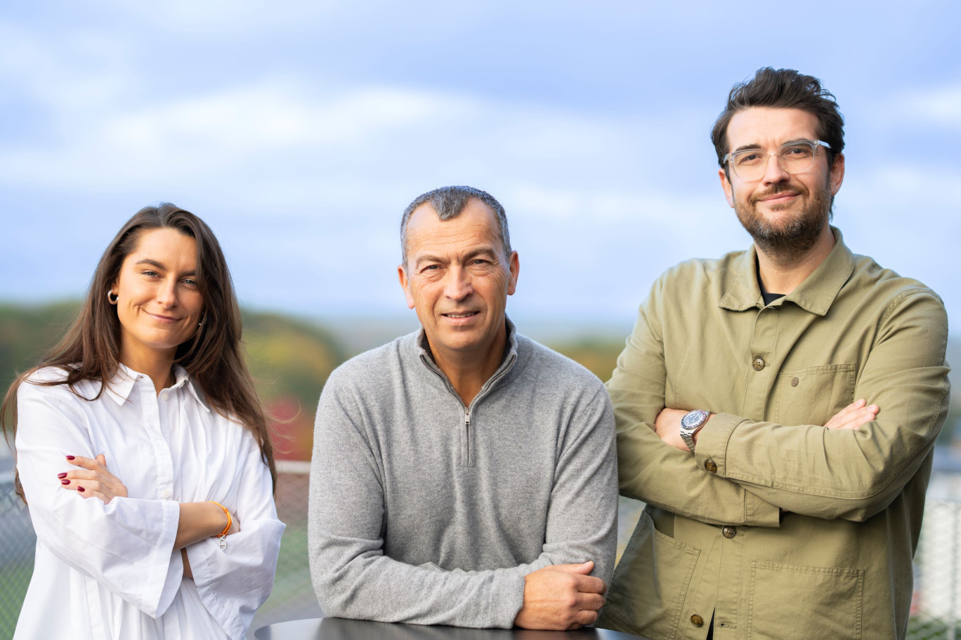 © Guillaume Ramon. «Pour faire du changement, il est indispensable d’intégrer de nouvelles personnes au sein de l’équipe», assure Thierry Gigout, le pilote d’ASCND entouré de  Mathilde Cottin Larrañaga, directrice des opérations et Kevin Zwang, directeur de la business-unit Santé.