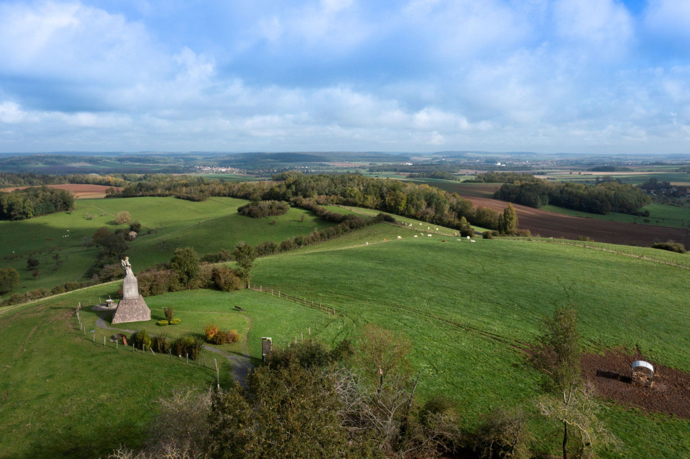 © Guillaume Ramon. Sur la D400 entre Dombasle-sur-Meurthe et Lunéville, la colline du Léomont s’affirme comme un des lieux de mémoire à (re)découvrir en ce mois de novembre de commémoration de l’armistice de la Grande Guerre.