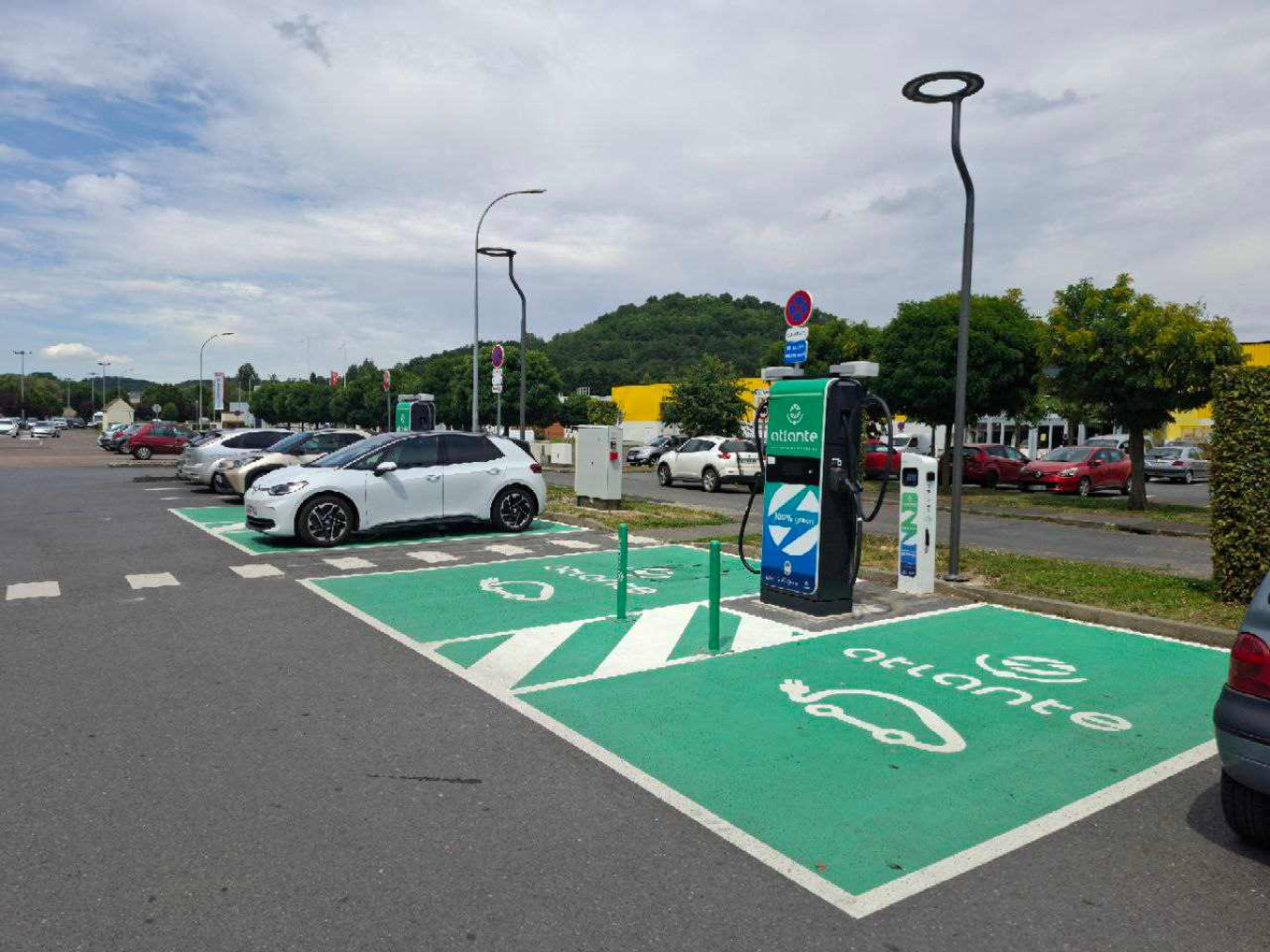 De nouvelles bornes de recharge sur la zone Romanette à Laon. (c) Atlante