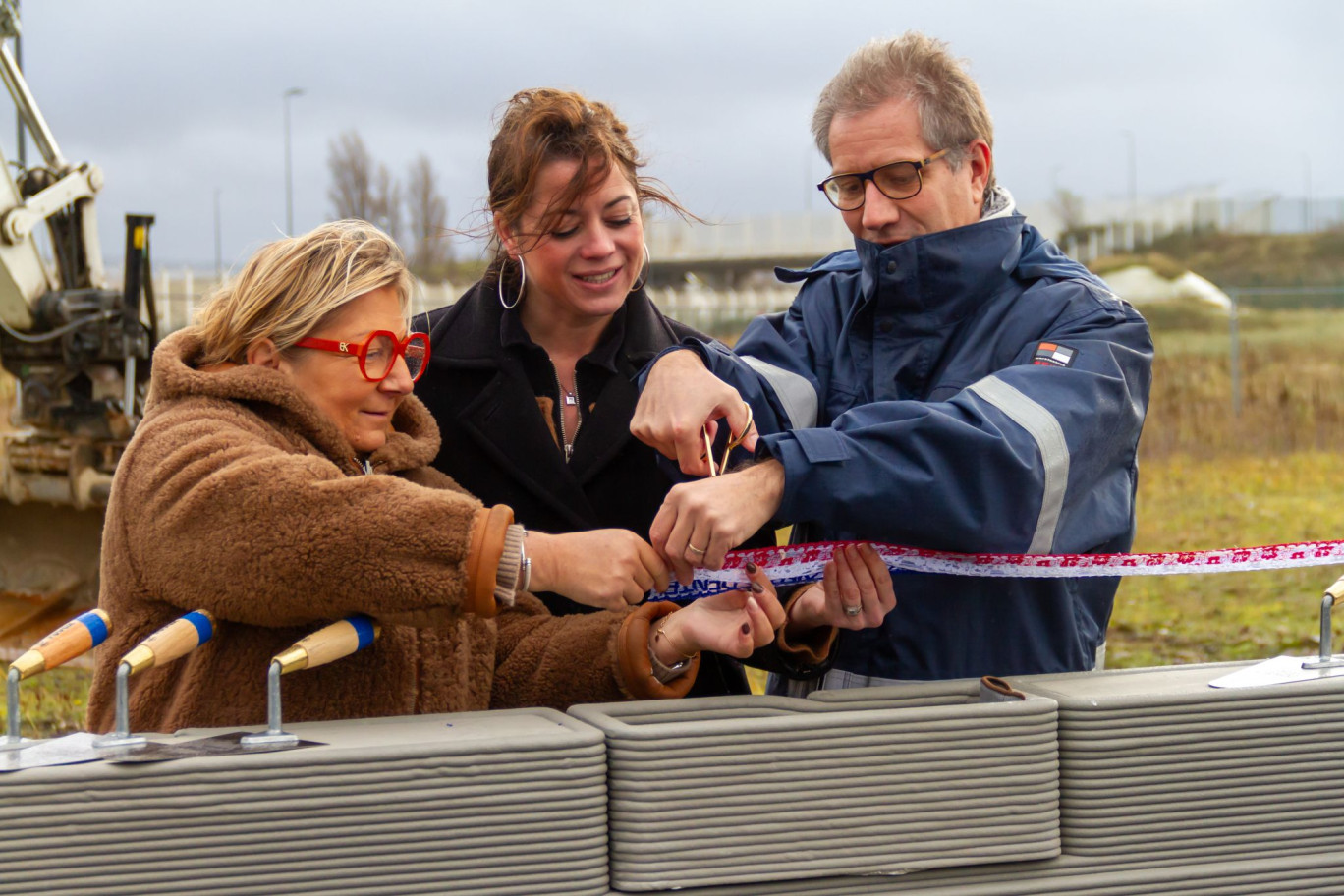 Natacha Bouchart, maire de Calais, Agathe Cury, sous-préfète de l’arrondissement de Calais et Geoffroy Waroqueaux, président d’Interor. © Interor