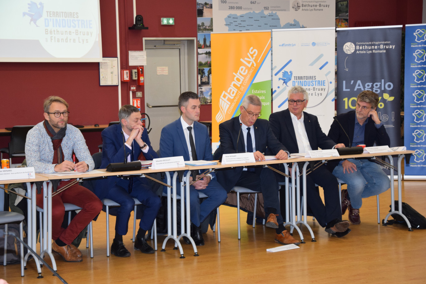 De gauche à droite : Olivier Menard, Secrétaire général de la sous-préfecture de Dunkerque ; Sébastien Bécoulet, Sous-préfet de Béthune ; Steve Bossart, Vice-président de la CABBALR en charge du développement économique et touristique ; Jacques Hurlus, Président de la Communauté de communes Flandre Lys ; Philippe Pruvost, Vice-président de la Communauté de communes Flandre Lys en charge du développement économique et des acquisitions foncières ; et Christophe Guidon, Directeur des sites Atlantic de Merville et Billy-Berclau et référent Territoire d’industrie de Béthune-Bruay et Flandres-Lys.