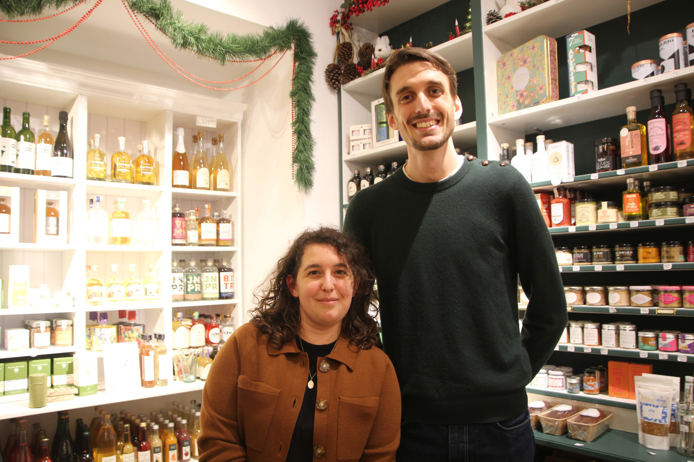 Depuis 15 mois, Emilie et Gabriel ont pris leurs quartiers rue Desgroux et proposent plus de 1 000 références. © Aletheia Press / B.Delabre