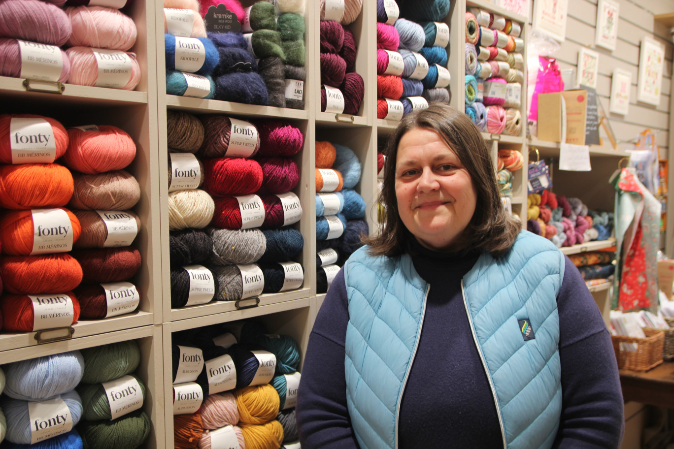 Couleur et chaleur : la petite boutique de la rue de La Madeleine à Beauvais est à l'image de sa gérante, Christine Devaux. © Aletheia Press / B.Delabre