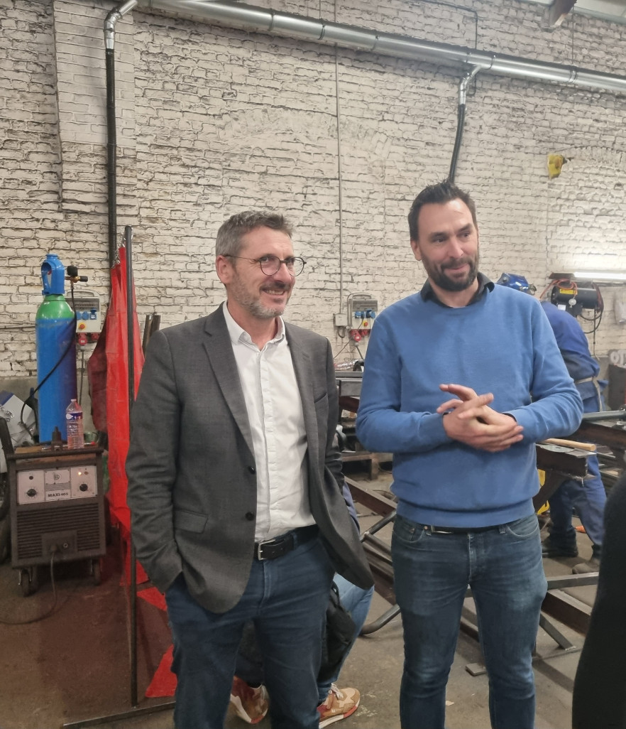 Matthieu Orphelin (à gauche), président de la Fédération des entreprises d’insertion, en visite dans l'entreprise EMI, dirigée par Antoine Bobot (à droite).