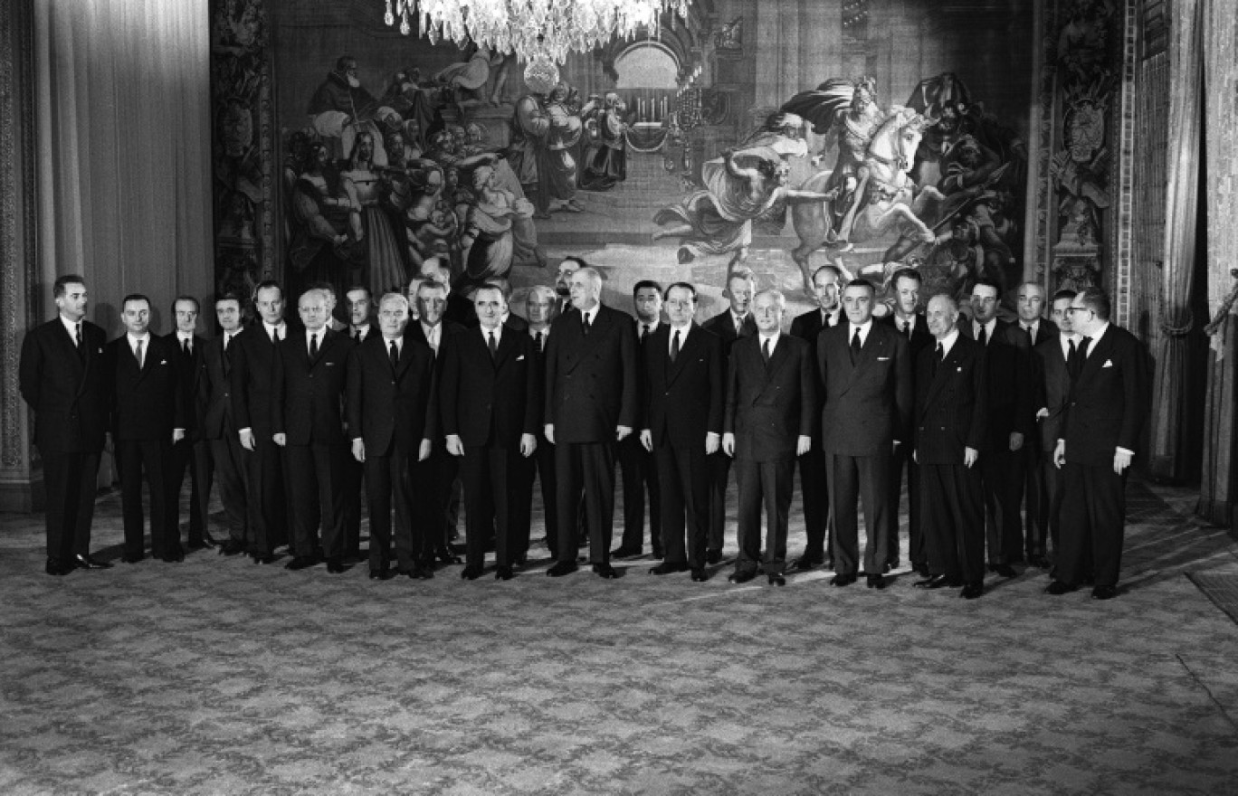 Le président de la République Charles de Gaulle et son Premier ministre Georges Pompidou entourés de leurs 28 ministres posent pour la photo officielle du premier gouvernement Pompidou à l'Élysée à Paris, le 18 avril 1962 © -